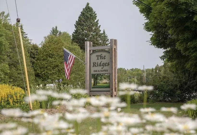 ホテル Ridges Inn & Suites