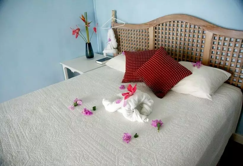 هتل Barefoot Suites