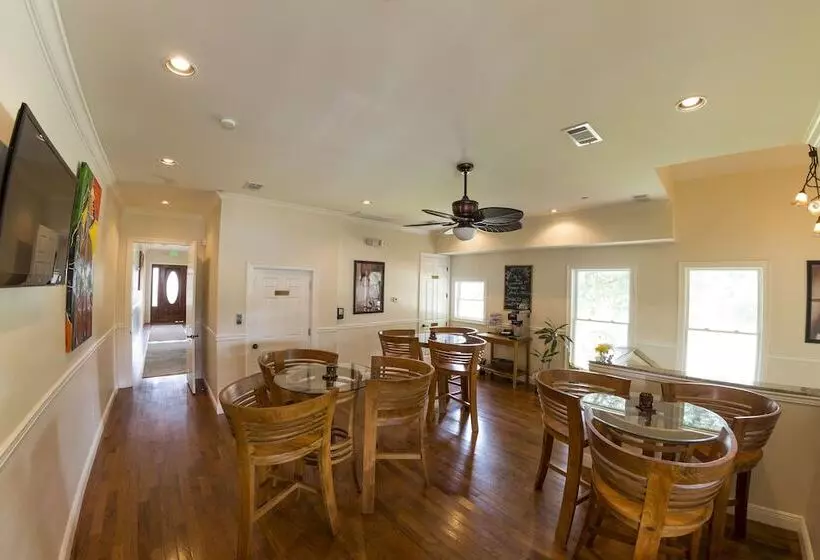 ホテル The Almanett