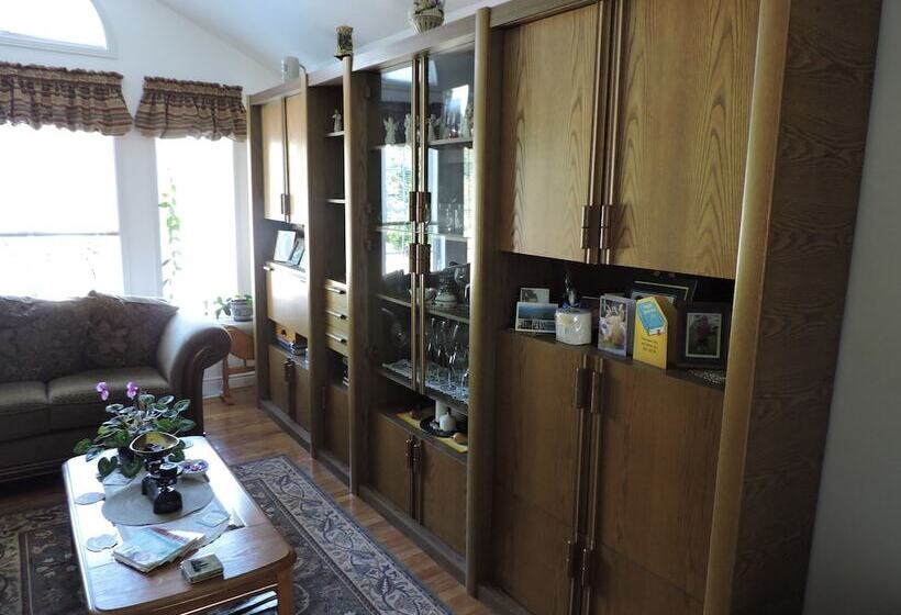 Tucked Inn The Harbour Bed & Breakfast