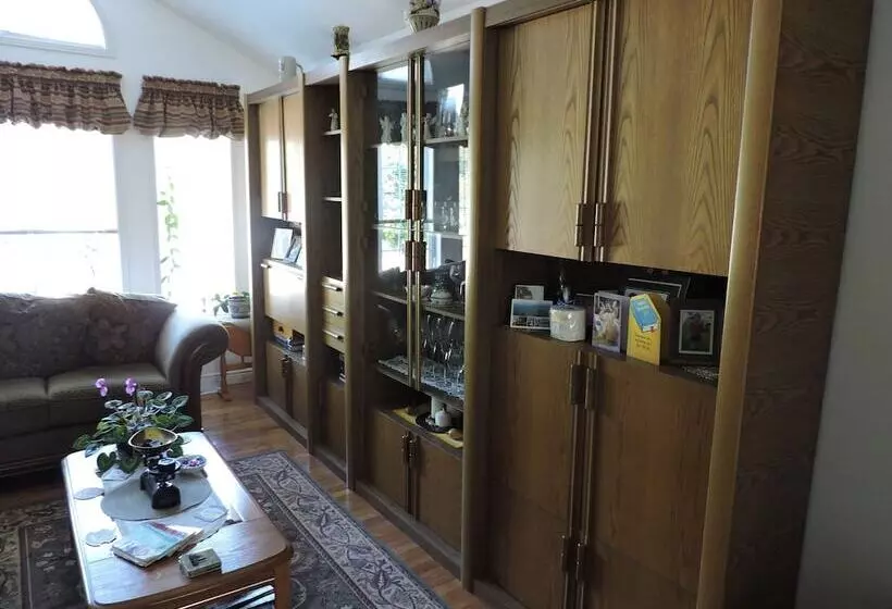 Tucked Inn The Harbour Bed & Breakfast