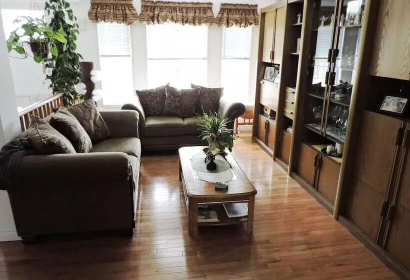 Tucked Inn The Harbour Bed & Breakfast