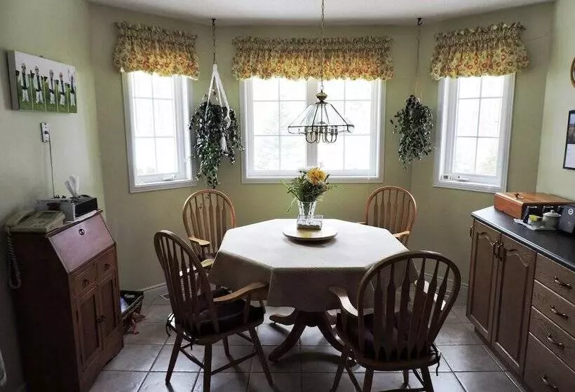 Tucked Inn The Harbour Bed & Breakfast