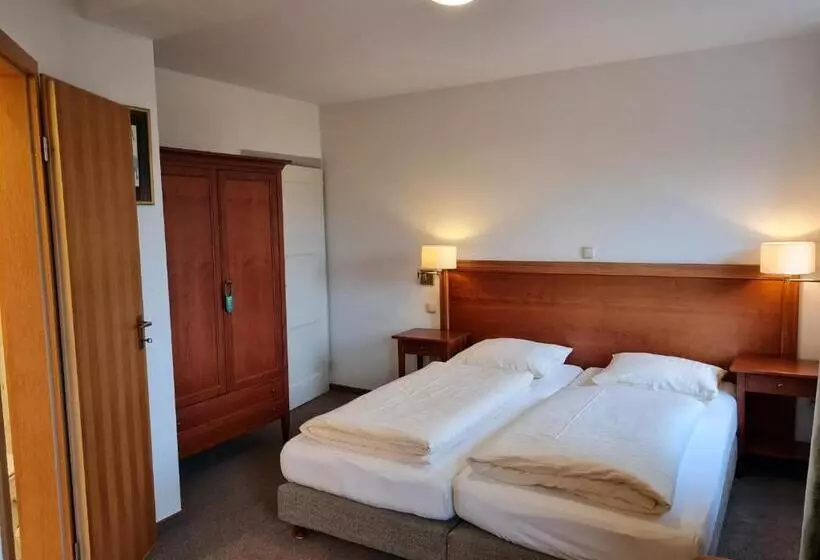 Waldquelle Baumhaushotel Aerzen