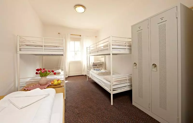 Hostel 2962