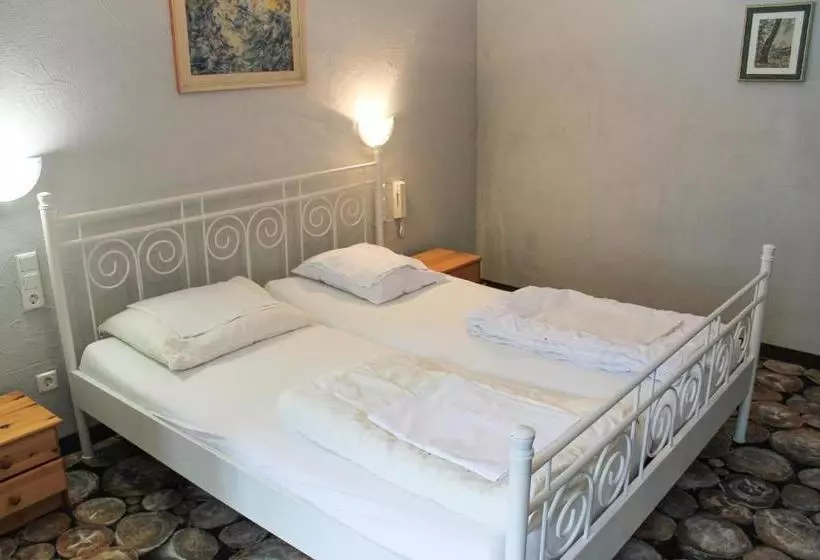 Hostel 2962