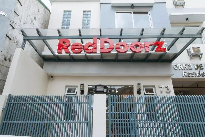 ホテル Torre De Manuel Residences 1 By Reddoorz