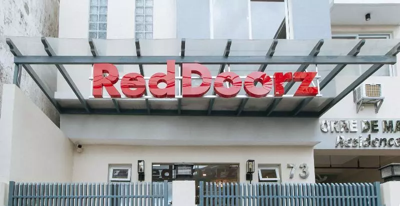 ホテル Torre De Manuel Residences 1 By Reddoorz
