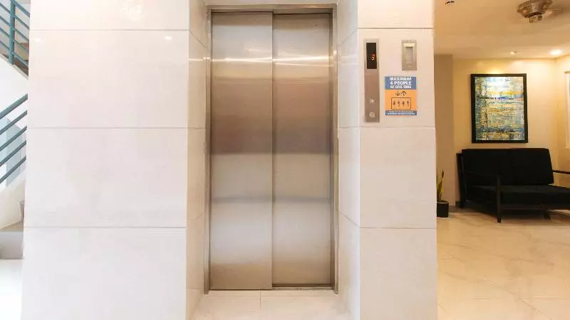 ホテル Torre De Manuel Residences 1 By Reddoorz