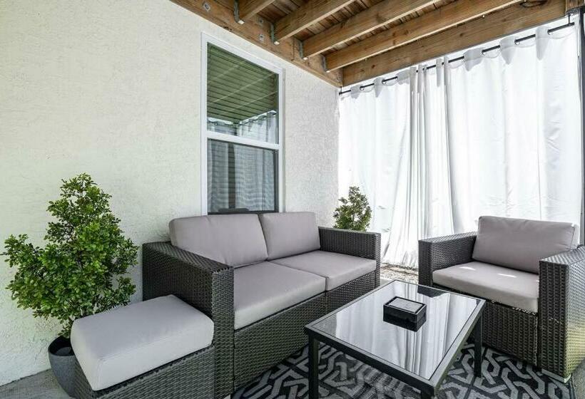 Grand Oaks Terminal In The Heights