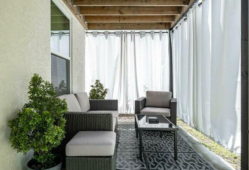 Grand Oaks Terminal In The Heights