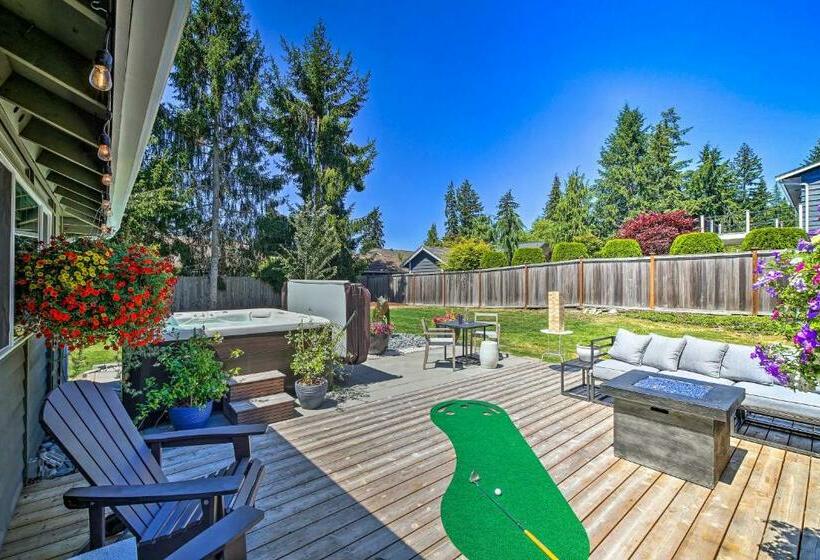 Modern Gem With Beautiful Backyard And Hot Tub!