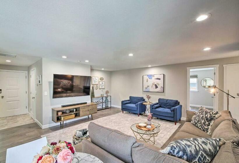 Modern Gem With Beautiful Backyard And Hot Tub!