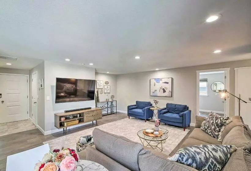 Modern Gem With Beautiful Backyard And Hot Tub!