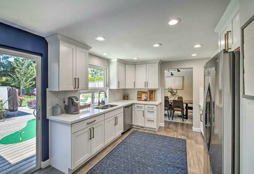 Modern Gem With Beautiful Backyard And Hot Tub!