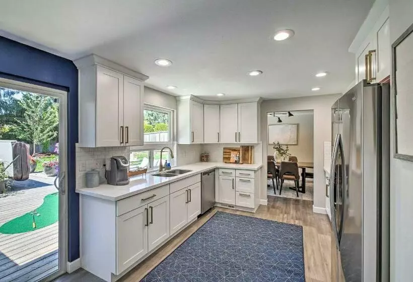 Modern Gem With Beautiful Backyard And Hot Tub!