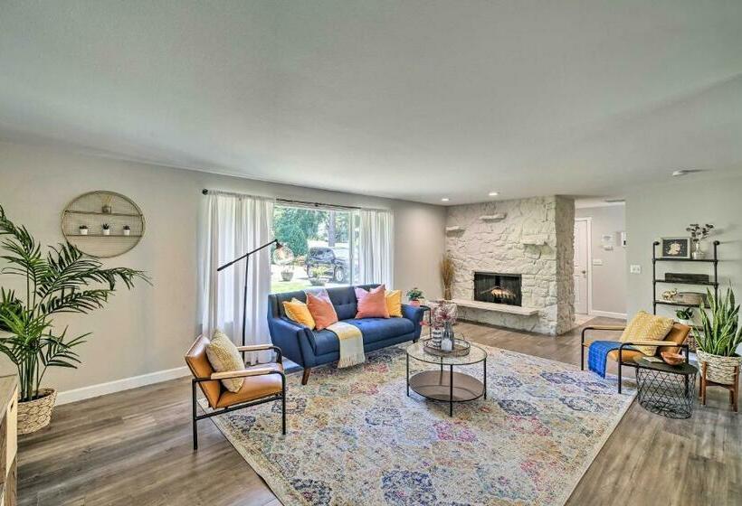 Modern Gem With Beautiful Backyard And Hot Tub!