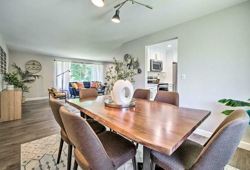 Modern Gem With Beautiful Backyard And Hot Tub!