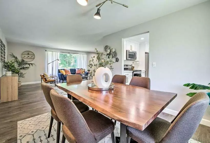 Modern Gem With Beautiful Backyard And Hot Tub!
