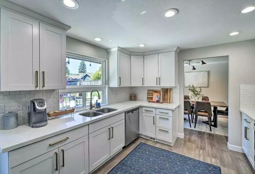 Modern Gem With Beautiful Backyard And Hot Tub!