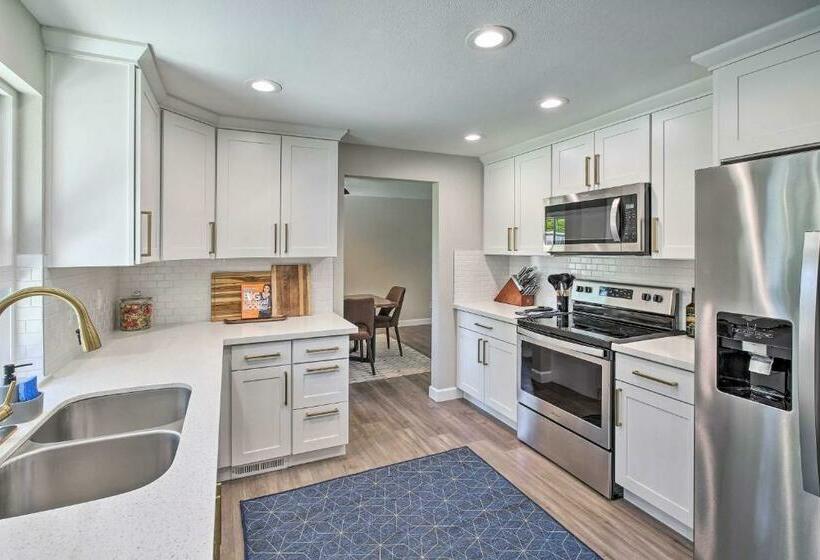 Modern Gem With Beautiful Backyard And Hot Tub!