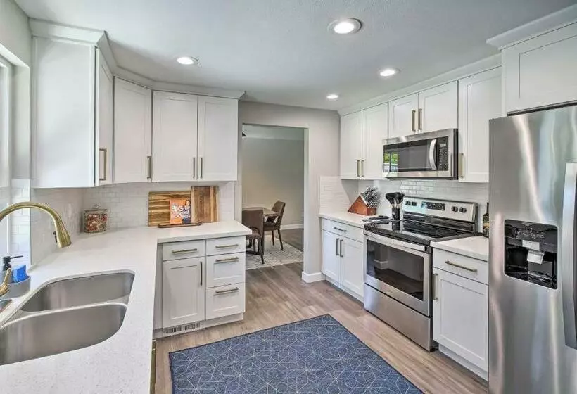 Modern Gem With Beautiful Backyard And Hot Tub!