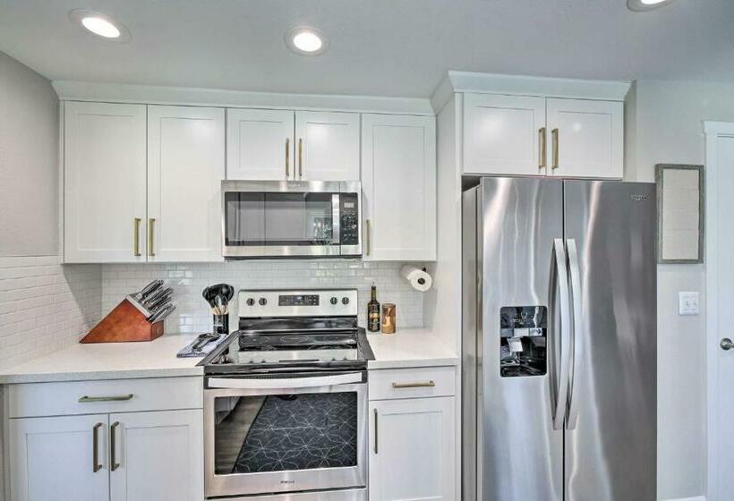 Modern Gem With Beautiful Backyard And Hot Tub!