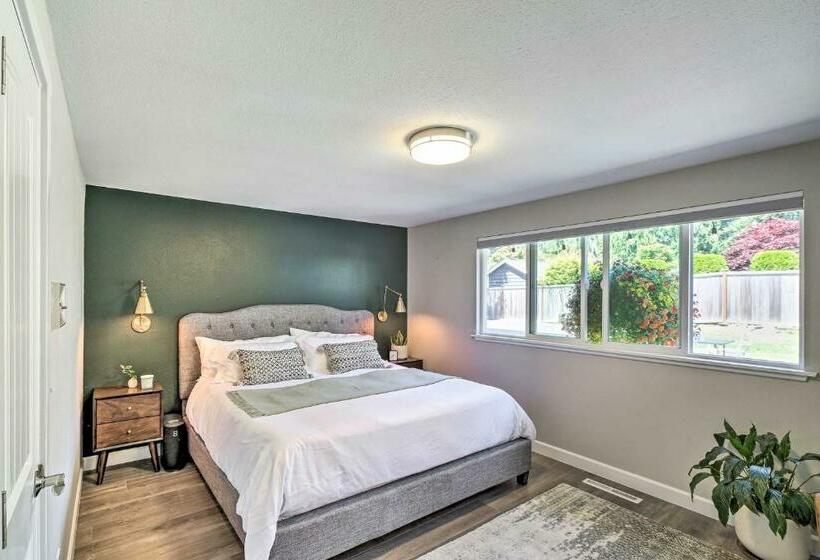 Modern Gem With Beautiful Backyard And Hot Tub!