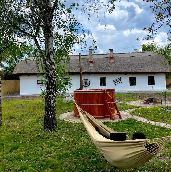 A Nádtetős Parasztházak