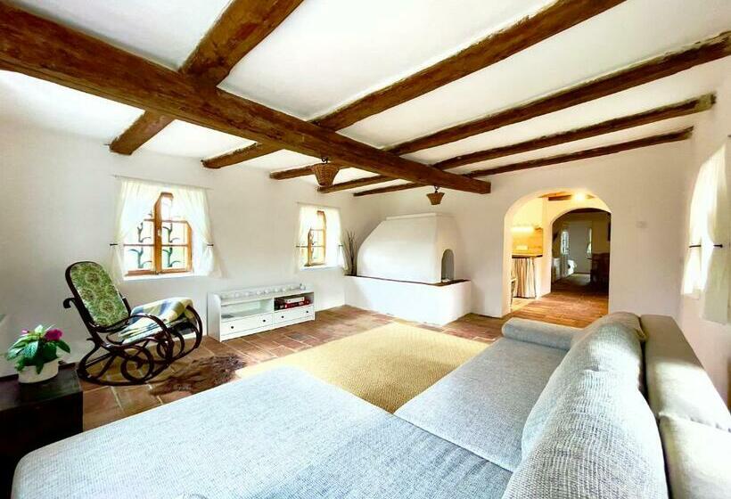 A Nádtetős Parasztházak