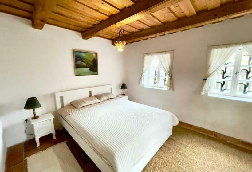 A Nádtetős Parasztházak