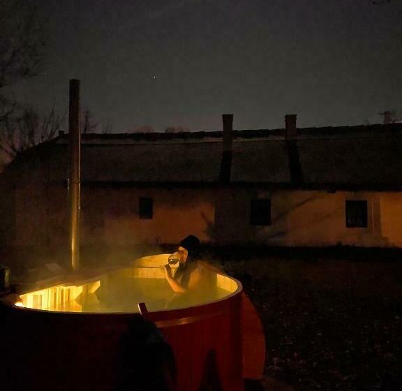 A Nádtetős Parasztházak