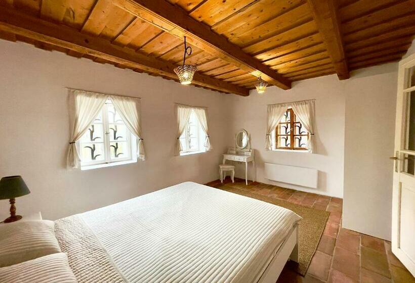 A Nádtetős Parasztházak