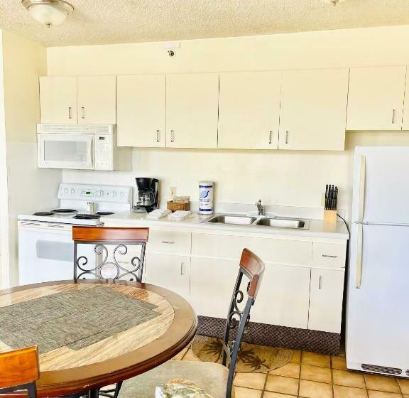 Lovely 1br Condo One Block From Waikiki Beach