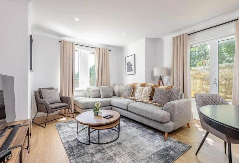 Abbey Villa   Stylish House   Central With Parking