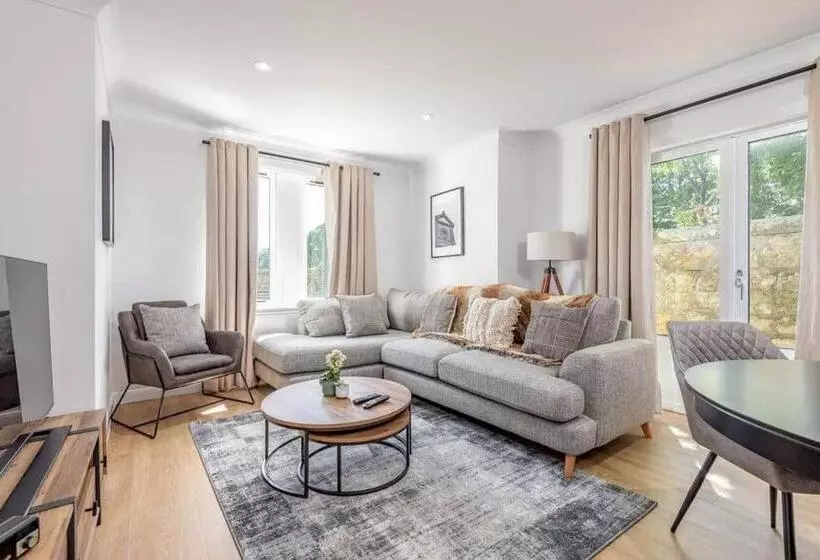 Abbey Villa   Stylish House   Central With Parking