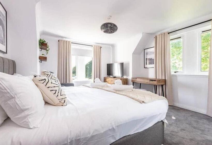 Abbey Villa   Stylish House   Central With Parking