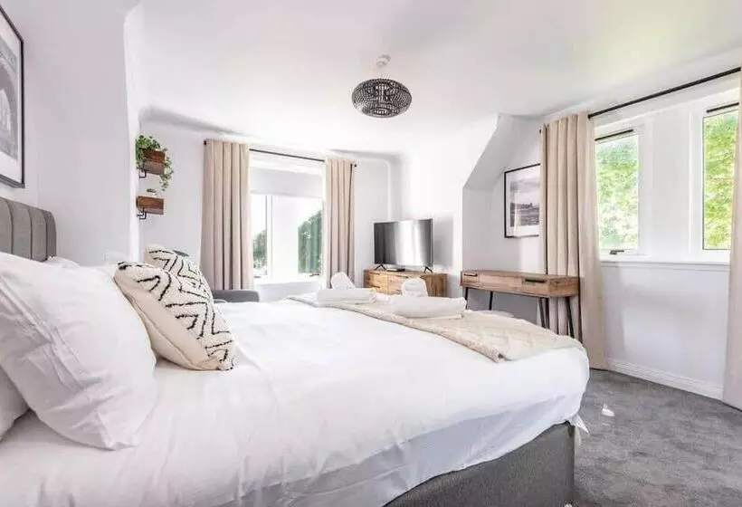 Abbey Villa   Stylish House   Central With Parking