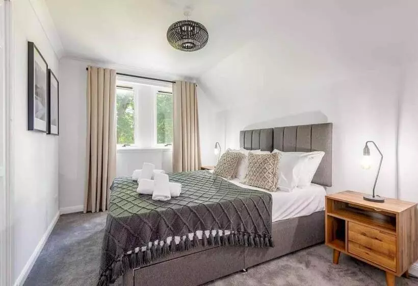 Abbey Villa   Stylish House   Central With Parking