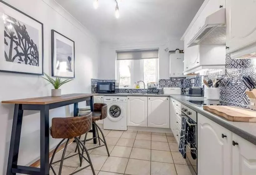 Abbey Villa   Stylish House   Central With Parking