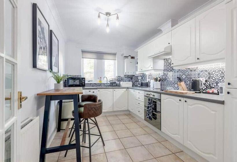 Abbey Villa   Stylish House   Central With Parking