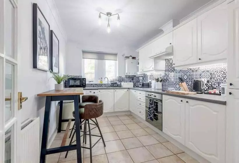 Abbey Villa   Stylish House   Central With Parking