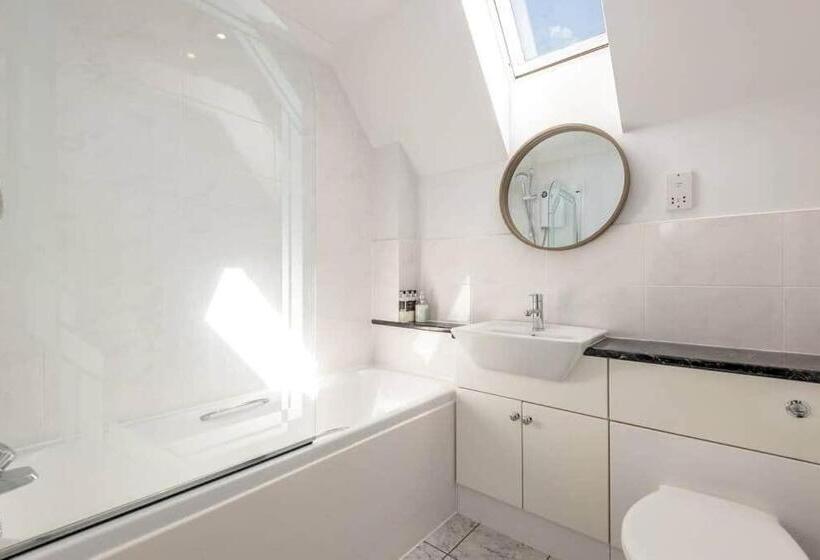 Abbey Villa   Stylish House   Central With Parking