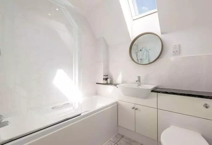 Abbey Villa   Stylish House   Central With Parking