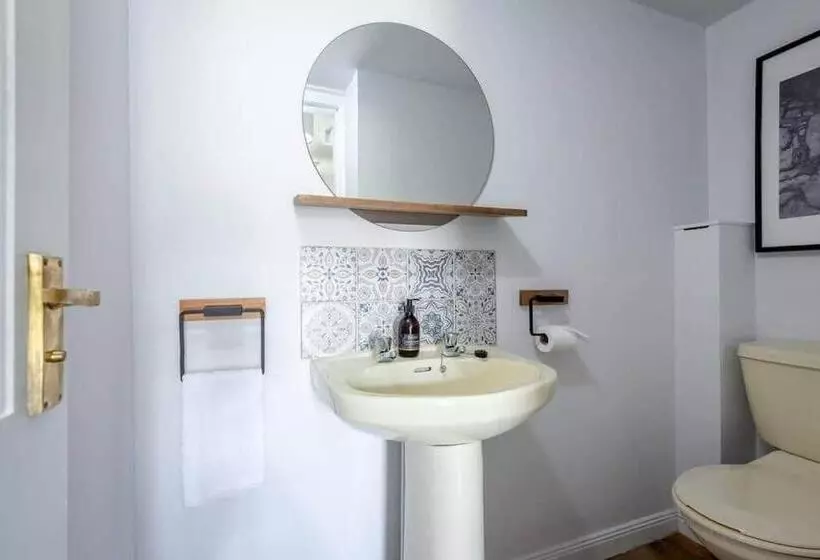 Abbey Villa   Stylish House   Central With Parking