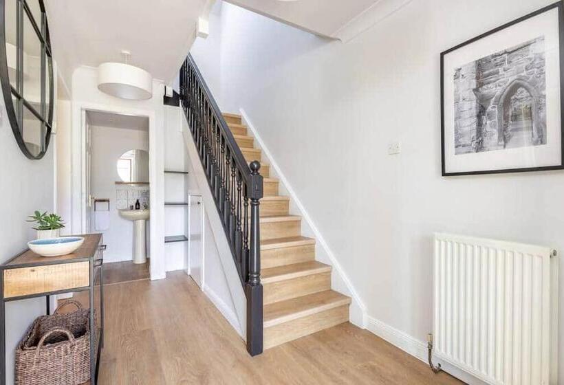 Abbey Villa   Stylish House   Central With Parking