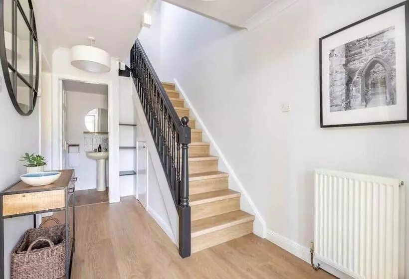 Abbey Villa   Stylish House   Central With Parking