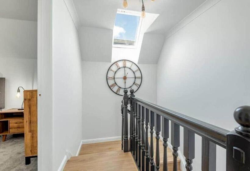 Abbey Villa   Stylish House   Central With Parking