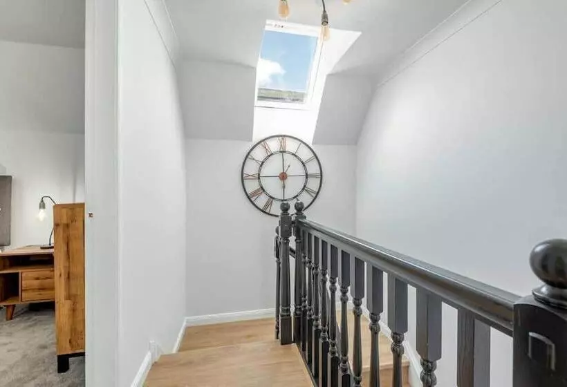 Abbey Villa   Stylish House   Central With Parking