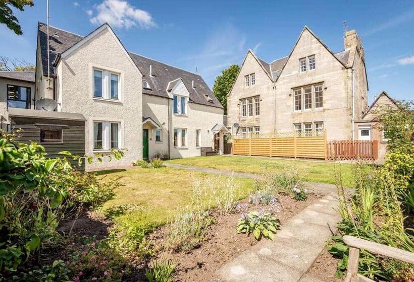 Abbey Villa   Stylish House   Central With Parking